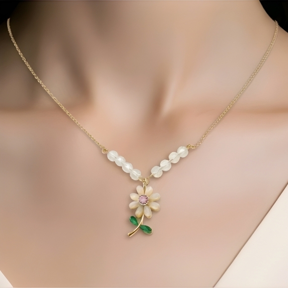 Jewelry - NEW⚜️”Adaline” Opalescent Flower Charm Necklace